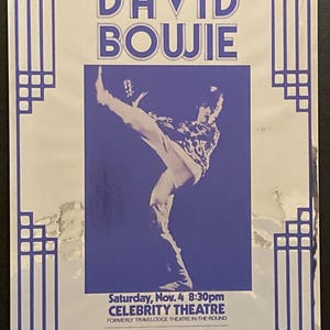Może przedstawiać: Prostokątny plakat koncertowy w kolorze niebieskim i białym z napisem DOUG CLARK & KDKB PRESENT DAVID BOWIE. W centrum znajduje się sylwetka osoby wykonującej wysokie kopnięcie. Na dole znajdują się szczegóły wydarzenia i informacje o biletach.