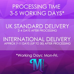 Pode incluir: Um gr&aacute;fico roxo com texto branco detalhando os tempos de processamento e entrega. O texto inclui "Processing Time 3-5 Working Days", "UK Standard Delivery 2-4 Days After Processing" e "International Delivery Approx 7-11 Days (Up to 30) After Processing".
