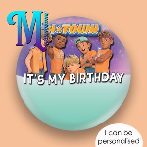 Può includere: Un badge rotondo per il compleanno, blu e viola, con l'immagine di quattro personaggi dei cartoni animati dello show 4*Town. Il badge dice "It's My Birthday" e ha una grande "M" nell'angolo in alto a sinistra.
