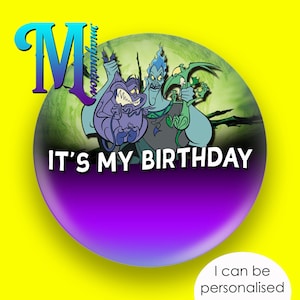 Puede incluir: Un botón morado y verde con una imagen de dibujos animados de Hades, Dolor y Pánico de Hércules de Disney. El texto "It's My Birthday" está impreso en el botón.