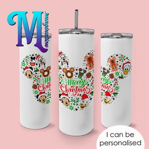 Pode incluir: Caneca isolada branca com tampa e canudo prateados. A caneca apresenta um design em forma de Mickey Mouse preenchido com gr&aacute;ficos tem&aacute;ticos de Natal e as palavras "Merry Christmas". O texto "I can be personalised" tamb&eacute;m &eacute; vis&iacute;vel.