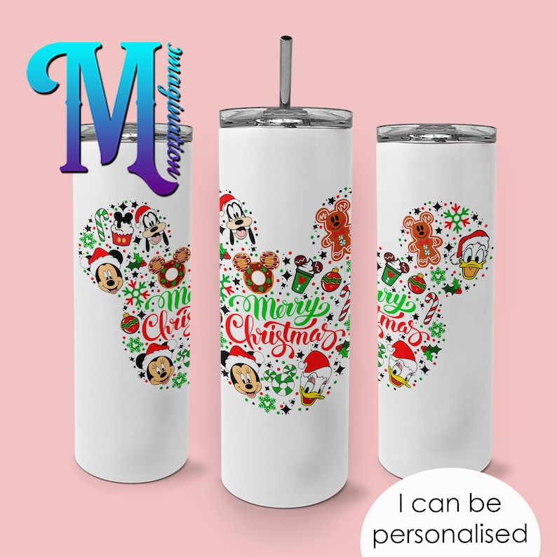Pode incluir: Caneca isolada branca com tampa e canudo prateados. A caneca apresenta um design em forma de Mickey Mouse preenchido com gr&aacute;ficos tem&aacute;ticos de Natal e as palavras "Merry Christmas". O texto "I can be personalised" tamb&eacute;m &eacute; vis&iacute;vel.