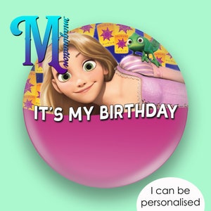 Op de afbeelding: Een ronde, roze en paarse knoop met de tekst "IT'S MY BIRTHDAY". De knoop toont een cartoonafbeelding van een blonde prinses met een groene kameleon. De knop heeft ook de tekst "I can be personalised".