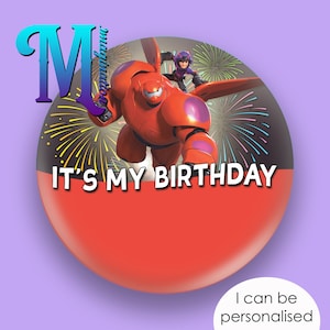 Op de afbeelding: Rode en witte verjaardagsknop met een cartoonafbeelding van Baymax en Hiro Hamada uit de film Big Hero 6. De knop heeft een zwarte achtergrond met kleurrijke vuurwerk en de tekst "Het is mijn verjaardag".