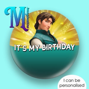 Op de afbeelding: Een ronde knop met een teal achtergrond en een geel en gouden stervormig ontwerp. De knop heeft een cartoon afbeelding van Flynn Rider uit de Disney film Tangled. De tekst "It's My Birthday" is in wit op de knop gedrukt.