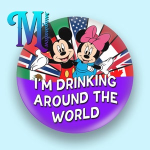 Puede incluir: Un botón morado con Mickey y Minnie Mouse frente a un fondo de banderas de todo el mundo. El texto dice "Estoy bebiendo por todo el mundo".