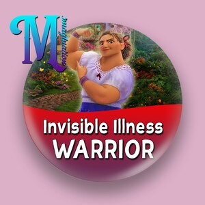 Peut inclure: Un bouton rouge, blanc et bleu avec une femme de dessin animé fléchissant son biceps. Le texte "Invisible Illness WARRIOR" est imprimé sur le bouton.