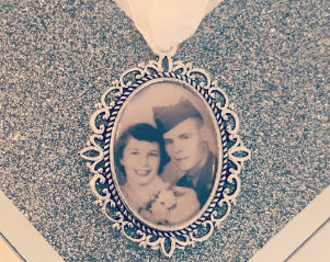Memory remembrance bouquet charm, locket, brooch personalised with any photo. Oval shape keepsake with ribbon. Wedding flower Bride Ideas