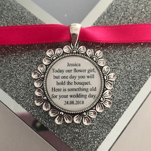 Personalisierte Hochzeit Blumenstrauß Charme Brosche etwas alte Anhänger Charme maßgeschneiderte Andenken Geschenk Brautjungfer Blumenmädchen Trauzeugin