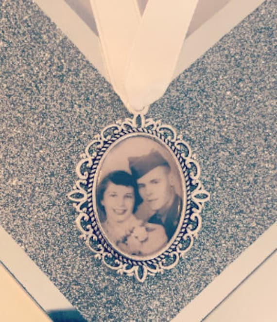 Memory bouquet locket,brooch personalised wedding photo charm.Oval shape keepsake with ribbon.Wedding flower Bride gift for her him groom