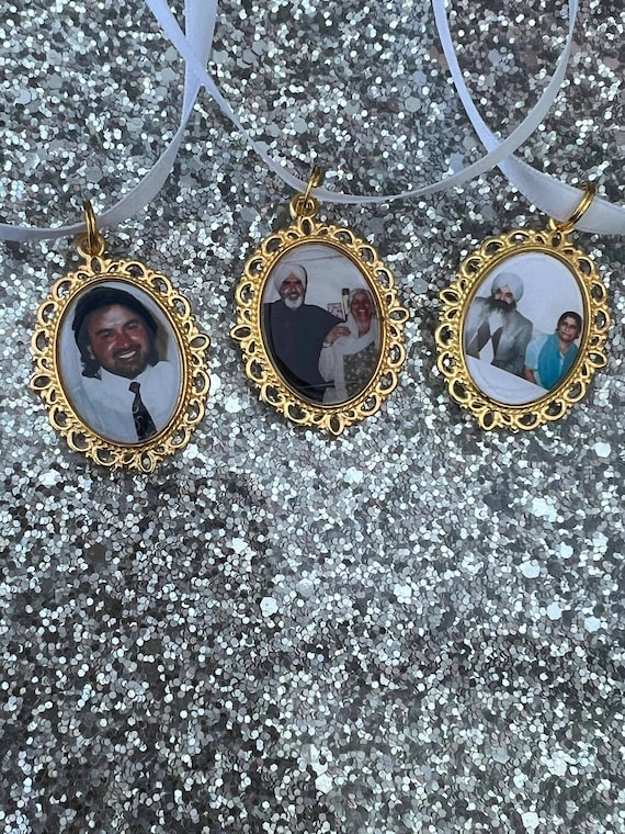 Memory remembrance bouquet charm/gold locket/brooch personalised with any photo. Oval shape keepsake with ribbon. Wedding flower Bride Ideas