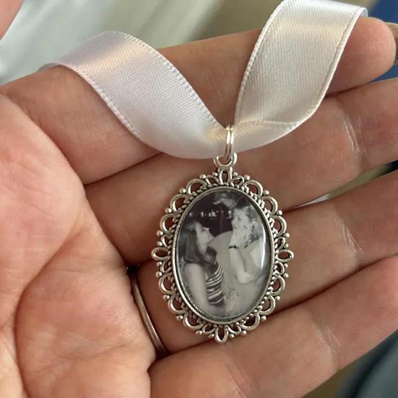 Memory remembrance bouquet charm, locket, brooch personalised with any photo. Oval shape keepsake with ribbon. Wedding flower Bride Ideas image 4