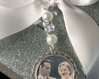 Memory remembrance bouquet charm, locket, brooch personalised with any photo. ROUND shape keepsake with ribbon. Wedding flower Bride Ideas