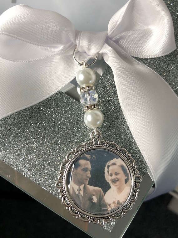 Memory remembrance bouquet charm, locket, brooch personalised with any photo. ROUND shape keepsake with ribbon. Wedding flower Bride Ideas