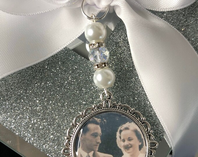 Memory remembrance bouquet charm, locket, brooch personalised with any photo. ROUND shape keepsake with ribbon. Wedding flower Bride Ideas