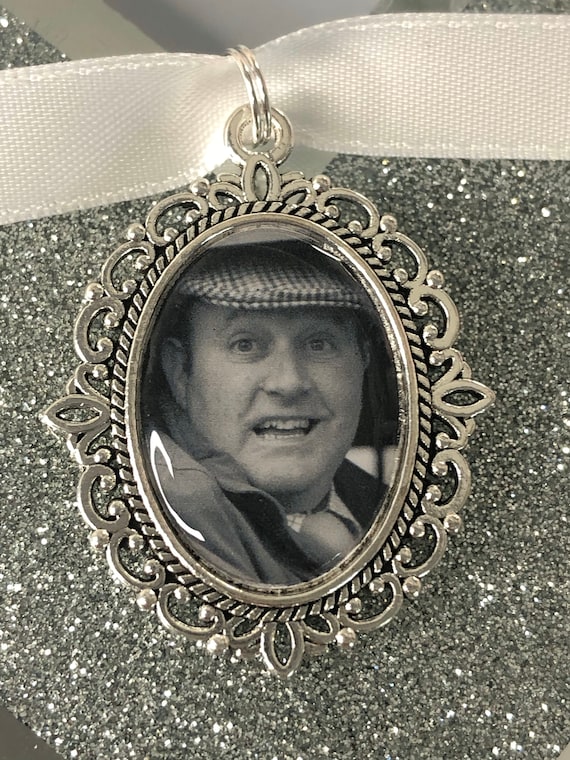 Memory remembrance bouquet charm, locket, brooch personalised with any photo. Oval shape keepsake with ribbon. Wedding flower Bride Ideas