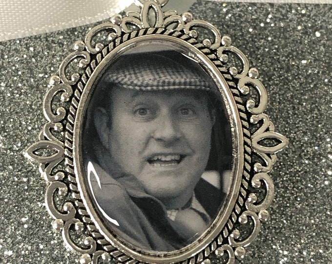 Memory remembrance bouquet charm, locket, brooch personalised with any photo. Oval shape keepsake with ribbon. Wedding flower Bride Ideas
