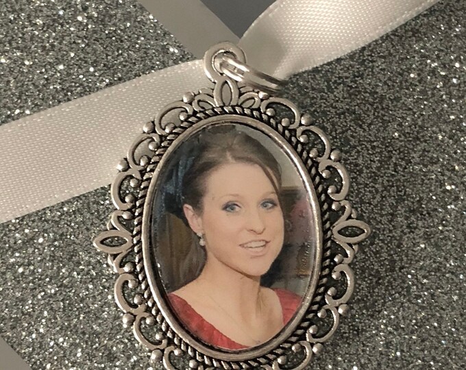 Memory remembrance bouquet charm, locket, brooch personalised with any photo. Oval shape keepsake with ribbon. Wedding flower Bride Ideas