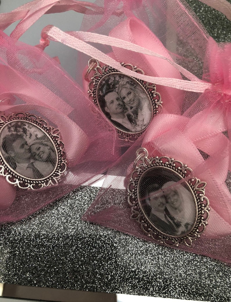 Memory remembrance bouquet charm, locket, brooch personalised with any photo. Oval shape keepsake with ribbon. Wedding flower Bride Ideas zdjęcie 5