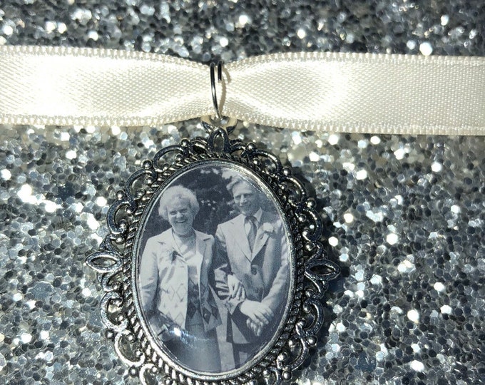 Memory remembrance bouquet charm, locket, brooch personalised with any photo. Oval shape keepsake with ribbon. Wedding flower Bride Ideas