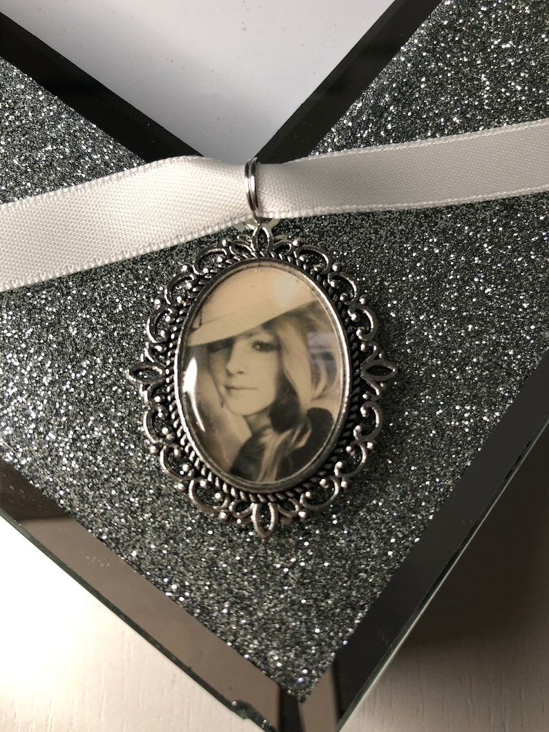 Memory remembrance bouquet charm, locket, brooch personalised with any photo. Oval shape keepsake with ribbon. Wedding flower Bride Ideas zdjęcie 7