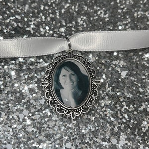 Memory remembrance bouquet charm, locket, brooch personalised with any photo. Oval shape keepsake with ribbon. Wedding flower Bride Ideas image 7