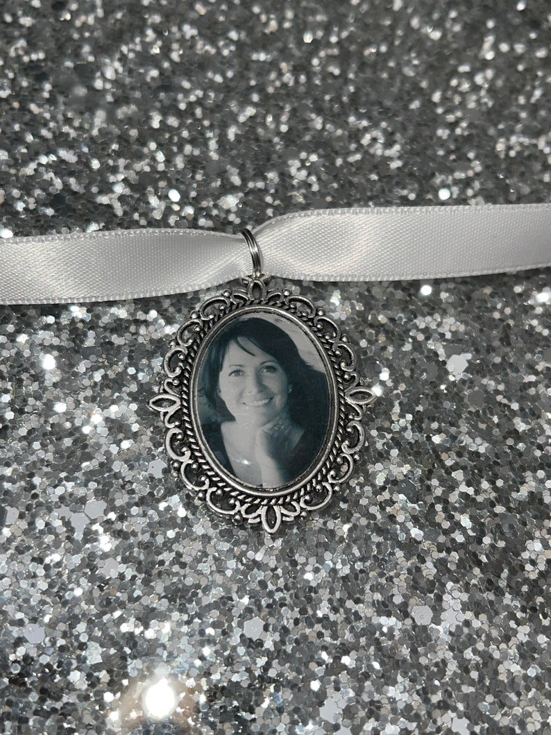 Memory remembrance bouquet charm, locket, brooch personalised with any photo. Oval shape keepsake with ribbon. Wedding flower Bride Ideas image 3