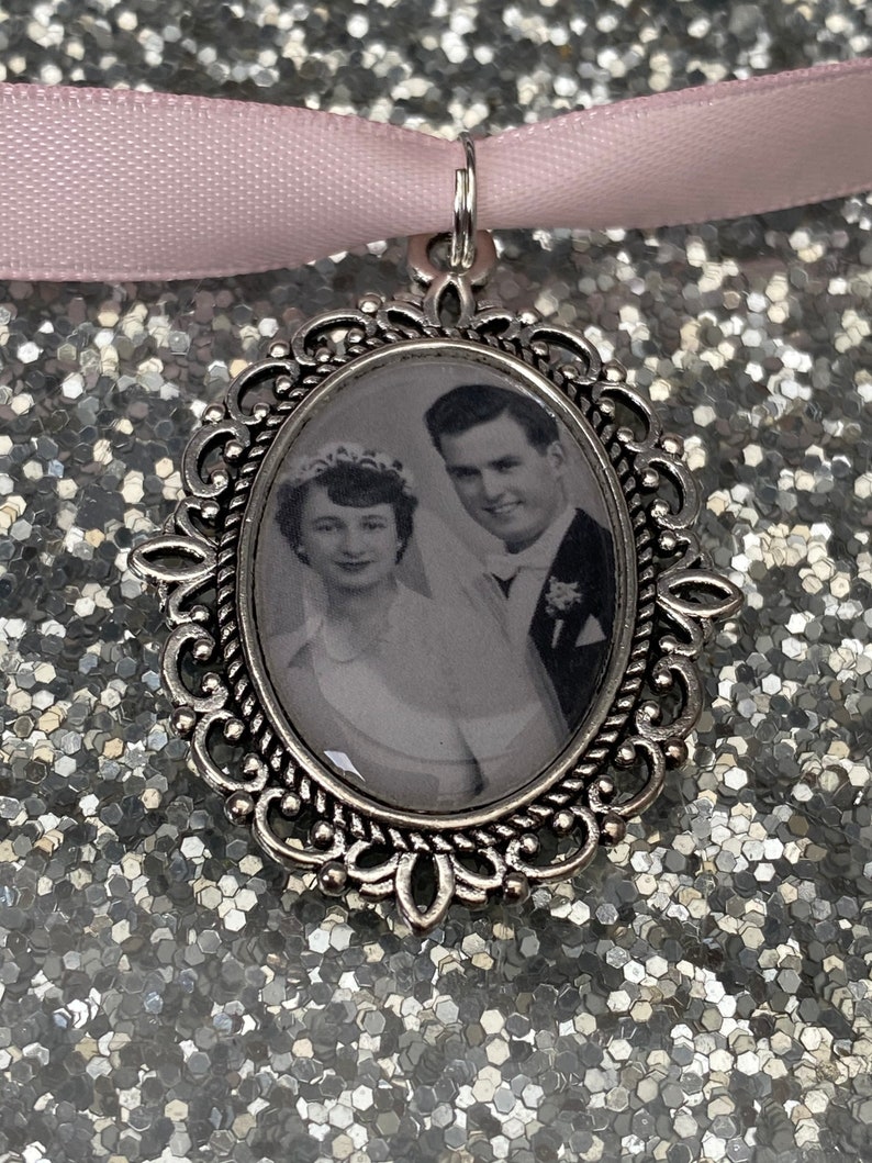 Memory remembrance bouquet charm, locket, brooch personalised with any photo. Oval shape keepsake with ribbon. Wedding flower Bride Ideas zdjęcie 2