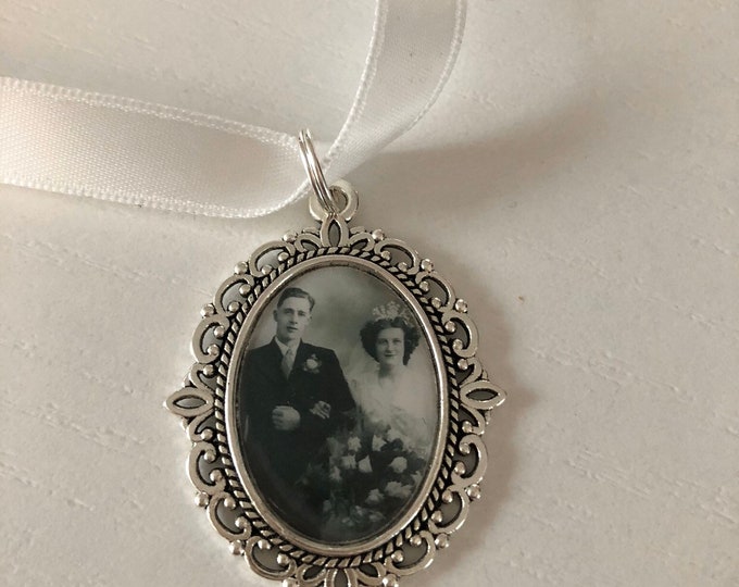 Memory remembrance bouquet charm, locket, brooch personalised with any photo. Oval shape keepsake with ribbon. Wedding flower Bride Ideas