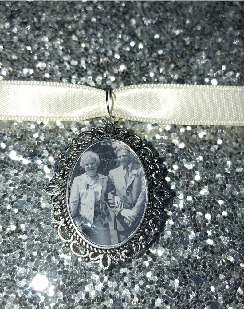 Memory remembrance bouquet charm, locket, brooch personalised with any photo. Oval shape keepsake with ribbon. Wedding flower Bride Ideas zdjęcie 3