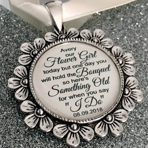 Brautjungfer Blumenmädchen Charm Geschenk Strauß Charm heute Andenken Danke Medaillon Brosche etwas altes eines Tages werden Sie den Strauß halten I Do