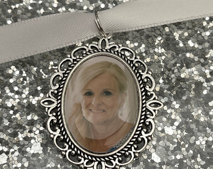 Memory remembrance bouquet charm, locket, brooch personalised with any photo. Oval shape keepsake with ribbon. Wedding flower Bride Ideas