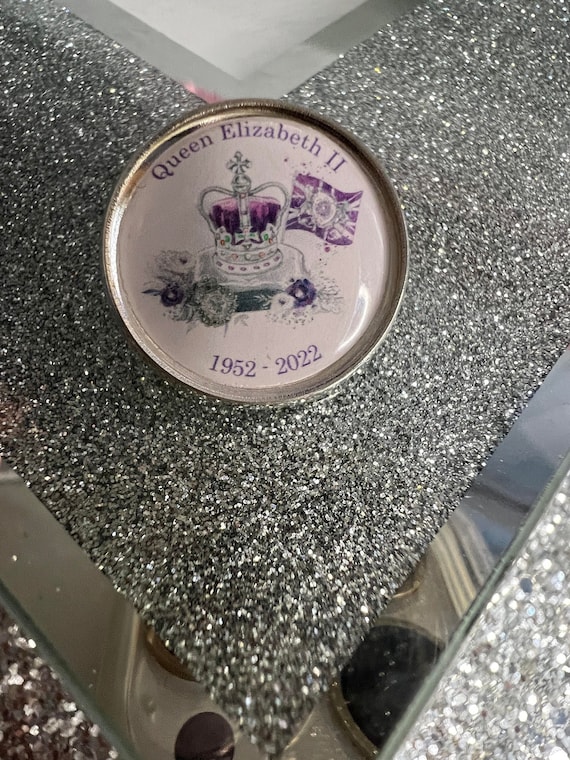 Queen Elizabeth 2 Lapel Pin/Royal Highness/Memory/Memorial/Heaven Charm/Queen/Royal Family/RIP/Remembrance/Sympathy Gift/Funeral Favours
