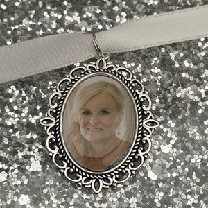 Memory remembrance bouquet charm, locket, brooch personalised with any photo. Oval shape keepsake with ribbon. Wedding flower Bride Ideas image 12