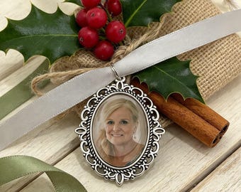 Christmas Memorial Keepsake/In Loving Memory Gift/Personalised Photo Remembrance Bouquet Charm Locket/Xmas Sentimental Keepsake Bauble