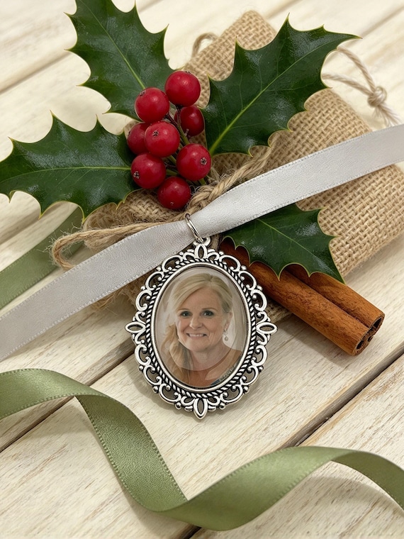 Christmas Memorial Keepsake/In Loving Memory Gift/Personalised Photo Remembrance Memory Bouquet Charm Locket/Xmas Sentimental Keepsake