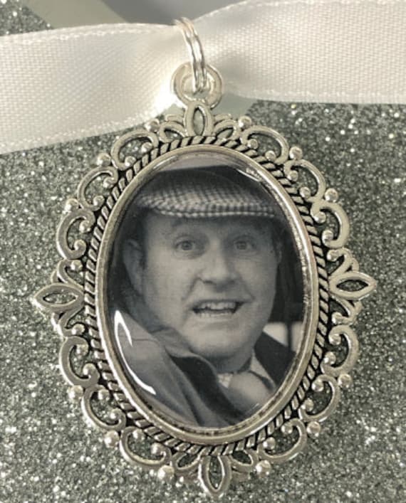 Memory remembrance bouquet charm, locket, brooch personalised with any photo. Oval vintage keepsake with ribbon. Wedding flower Bride Ideas