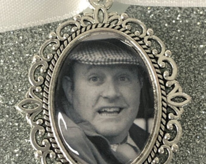 Memory remembrance bouquet charm, locket, brooch personalised with any photo. Oval vintage keepsake with ribbon. Wedding flower Bride Ideas