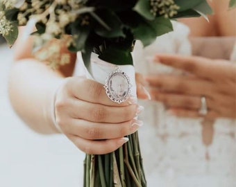 Encanto de ramo de recuerdo de memoria, relicario, broche personalizado con cualquier foto. Recuerdo de forma ovalada con cinta. Ideas de flores de boda para la novia