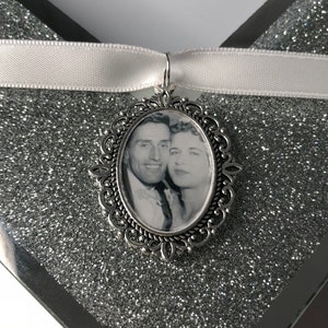 Memory remembrance bouquet charm, locket, brooch personalised with any photo. Oval shape keepsake with ribbon. Wedding flower Bride Ideas image 6