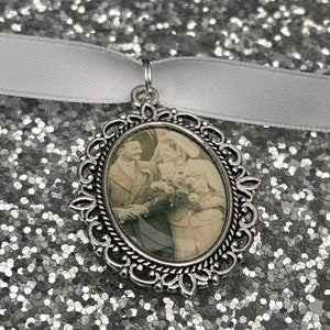 Memory remembrance bouquet charm, locket, brooch personalised with any photo. Oval shape keepsake with ribbon. Wedding flower Bride Ideas image 9