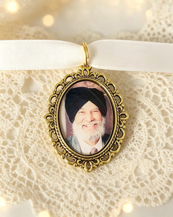 Memory remembrance bouquet charm/gold locket/brooch personalised with any photo. Oval shape keepsake with ribbon. Wedding flower Bride Ideas