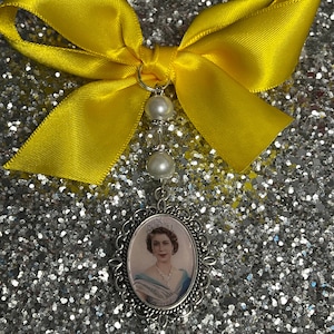 Queen Elizabeth 2 Oval Royal Order Charm/Royal Replica Jewellery/Royal Brooches/Royal Memorabilia/British Royal Family/Princess Kate/Brooch