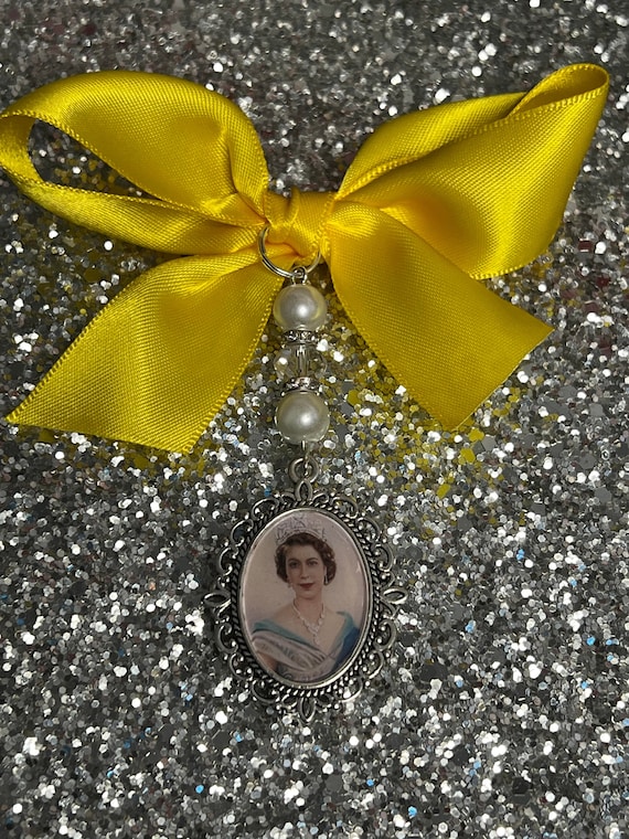Queen Elizabeth 2 Oval Royal Order Charm/Royal Replica Jewellery/Royal Brooches/Royal Memorabilia/British Royal Family/Princess Kate/Brooch