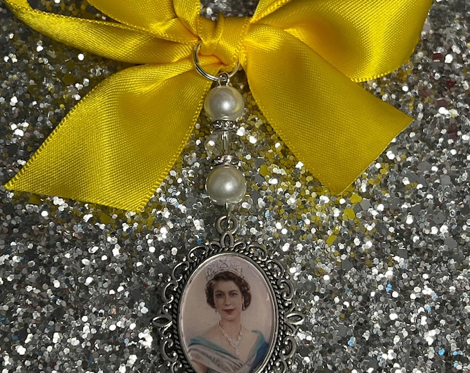 Queen Elizabeth 2 Oval Royal Order Charm/Royal Replica Jewellery/Royal Brooches/Royal Memorabilia/British Royal Family/Princess Kate/Brooch