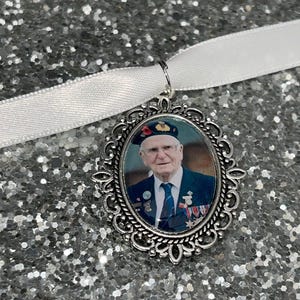 Memory remembrance bouquet charm, locket, brooch personalised with any photo. Oval shape keepsake with ribbon. Wedding flower Bride Ideas image 3