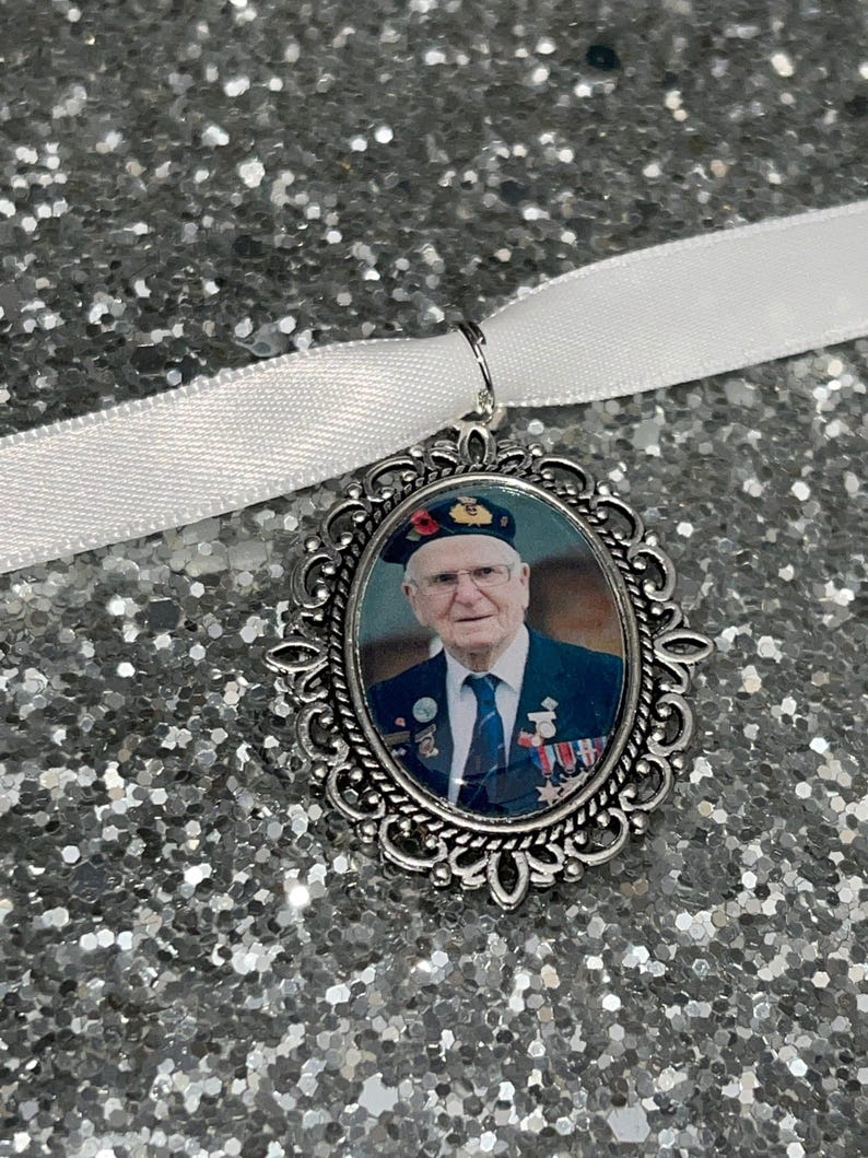 Memory remembrance bouquet charm, locket, brooch personalised with any photo. Oval shape keepsake with ribbon. Wedding flower Bride Ideas image 3