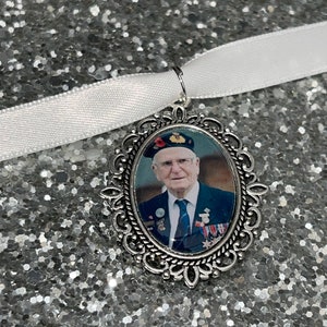 Memory remembrance bouquet charm, locket, brooch personalised with any photo. Oval shape keepsake with ribbon. Wedding flower Bride Ideas image 8