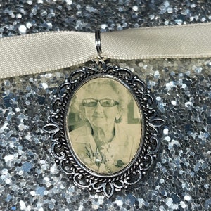 Memory remembrance bouquet charm, locket, brooch personalised with any photo. Oval shape keepsake with ribbon. Wedding flower Bride Ideas image 11