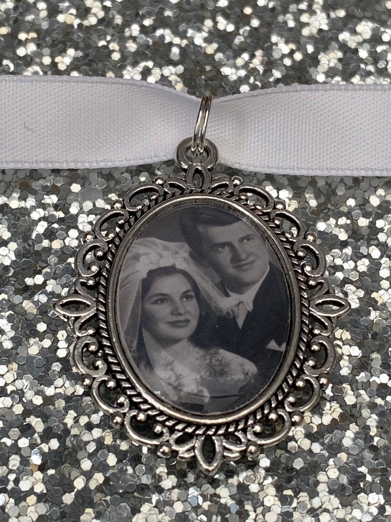 Memory remembrance bouquet charm, locket, brooch personalised with any photo. Oval shape keepsake with ribbon. Wedding flower Bride Ideas zdjęcie 10